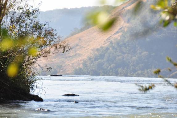 Essas tranquilas águas estão prestes a despencar por 200 metros! (em Prudentópolis - PR)